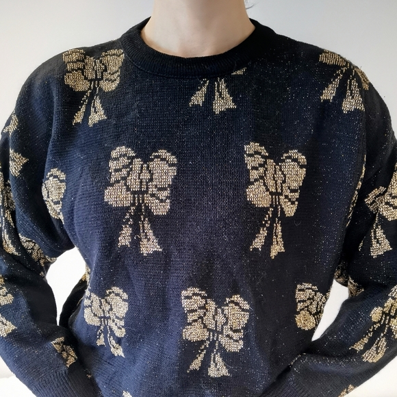 Medium vintage black Christmas sweater, gold bow holiday jumper - Picture 5 of 5